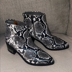 BLONDO WOMEN GRAY SNAKE PRINT WESTERN CHELSEA BOOTS SIZE 8
